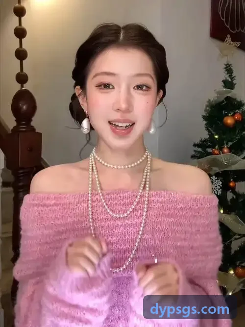 法务与安全人员核对跨境合同条款的赛点品牌数据合规出境评估